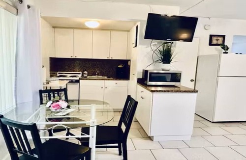 Hollywood Apartment | Beach Tide Motel - Studio 1 King bed