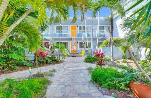 Hollywood Apartment | Beach Tide Motel - Studio 1 King bed