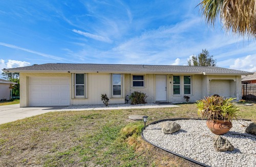 Port Charlotte House | Beach Time + Pool Vibes! Port Charlotte Hideaway