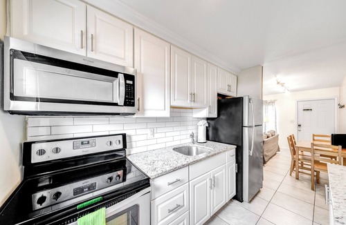 Santa Barbara Estates Apartment | Beach Unit! Walk To Beach & Restaurants/Shops!