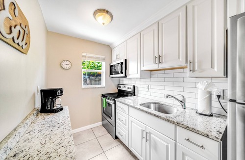 Santa Barbara Estates Apartment | Beach Unit! Walk To Beach & Restaurants/Shops!