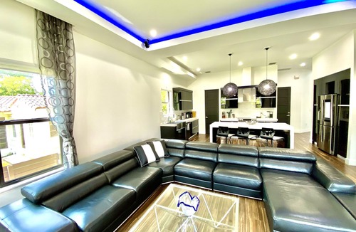 Hollywood Lakes Villa | Beach Vacation Villa with pool