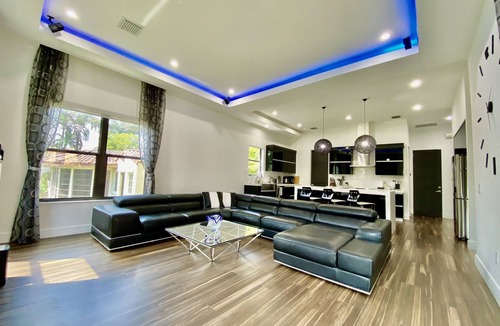 Hollywood Lakes Villa | Beach Vacation Villa with pool