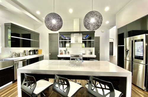 Hollywood Lakes Villa | Beach Vacation Villa with pool