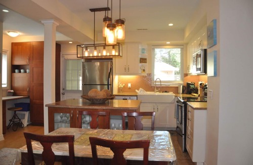 The Beaches House | Beach Vibe! Toronto Beaches 4bdrm Home w Parking