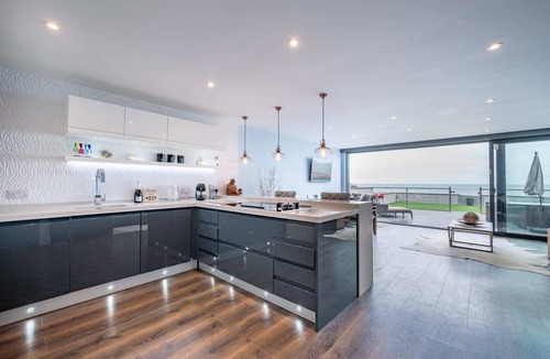 Pevensey Villa | Beach View Breeze