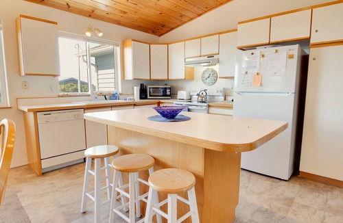 Bayshore House | Beach View Oasis - Instant Relaxation!