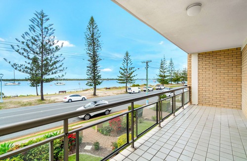 Biggera Waters Apartment | Beach & Wave Break Island Views