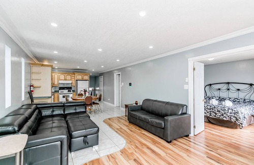 Wasaga Beach House | Beach1 Wasaga Beach - Waterfront Cottage - Hot Tub, Pool Table