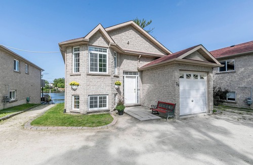 Wasaga Beach House | Beach1 Wasaga Beach - Waterfront Cottage - Hot Tub, Pool Table