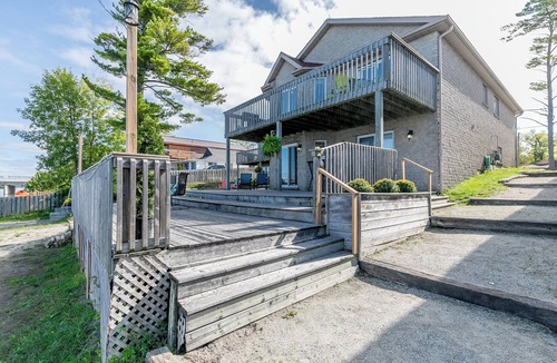 Wasaga Beach House | Beach1 Wasaga Beach - Waterfront Cottage - Hot Tub, Pool Table