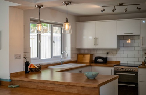 Croyde Cottage | BeachBreak, Sleeps 9, Pets, Hot Tub