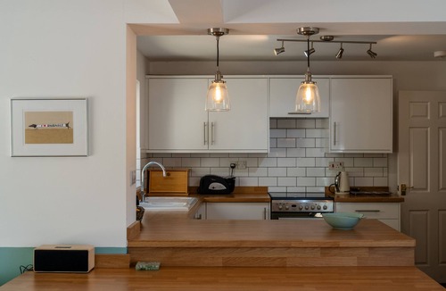 Croyde Cottage | BeachBreak, Sleeps 9, Pets, Hot Tub