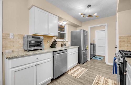 Dickinson House | Beachcity 4BRs home amazing pool 12 Beds*Dickinson