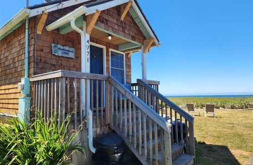 Moclips House | Beachcombers Cabin - Ocean Front with Hot Tub