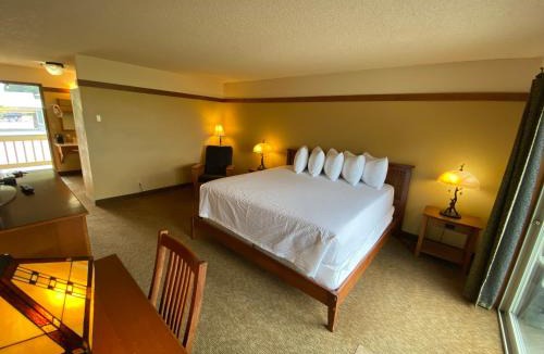 Gold Beach Hotel | BeachCombers Inn