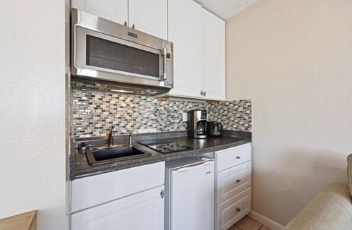 Crescent Beach Condo | Beacher's Lodge Studio Suite (not directly oceanfront)