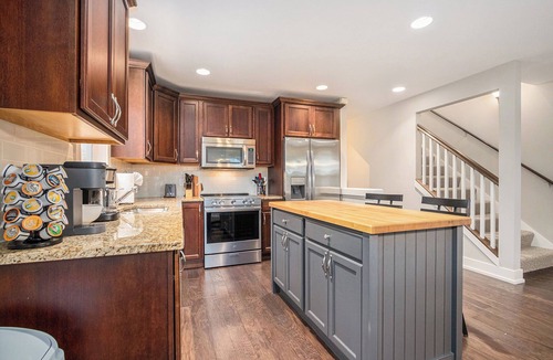 Benton Harbor House | Beaches & Bunkers | Golf Course | King Bed | Games
