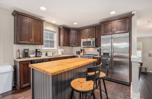 Benton Harbor House | Beaches & Bunkers | Golf Course | King Bed | Games