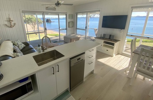 Russell House | Beachfront Escape - Tapeka Beach Bach