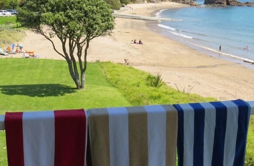 Russell House | Beachfront Escape - Tapeka Beach Bach