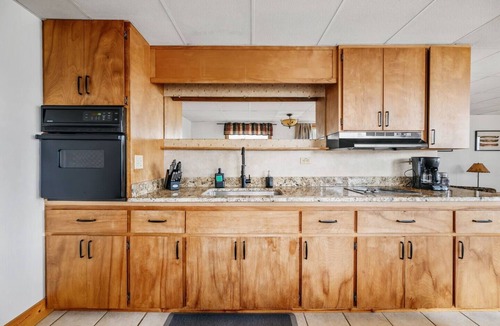 Mayfield Condo | Beachfront | 10mi to TC | Pontoon Rental l Sauna