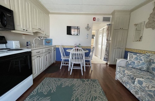 North Wildwood Condo | Beachfront 1Br/1Ba condo, free parking & WiFi w/Heated Pool