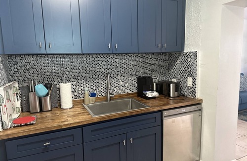 Hollywood South Central Beach Apartment | Beachfront 1BR/1BA/Ocean View Patio and Free Parking for 1 Compact Car