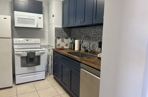 Hollywood South Central Beach Apartment | Beachfront 1BR/1BA/Ocean View Patio and Free Parking for 1 Compact Car