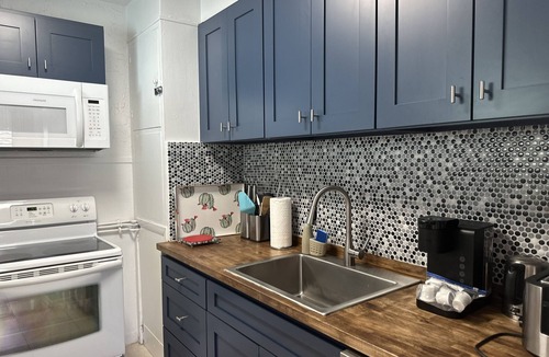 Hollywood South Central Beach Apartment | Beachfront 1BR/1BA/Ocean View Patio and Free Parking for 1 Compact Car