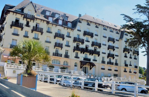 Donville-les-Bains Apartment | ~ Beachfront 2 ~ view and direct access to the sea * ~ ¤