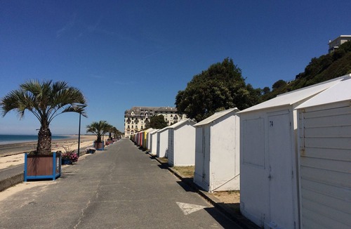 Donville-les-Bains Apartment | ~ Beachfront 2 ~ view and direct access to the sea * ~ ¤