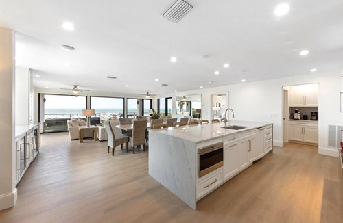 Anna Maria House | Beachfront! 2 Masters!