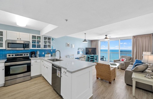 Destin Condo | BEACHFRONT - 280+ 5 star reviews - Remodeled - Tiki Bar - 3 Pools - 2 Hot Tubs