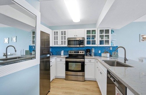 Destin Condo | BEACHFRONT - 280+ 5 star reviews - Remodeled - Tiki Bar - 3 Pools - 2 Hot Tubs