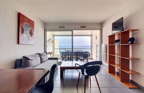 Carnon-Plage Apartment | Beachfront 2BR Apartment with Parking in Carnon-Plage