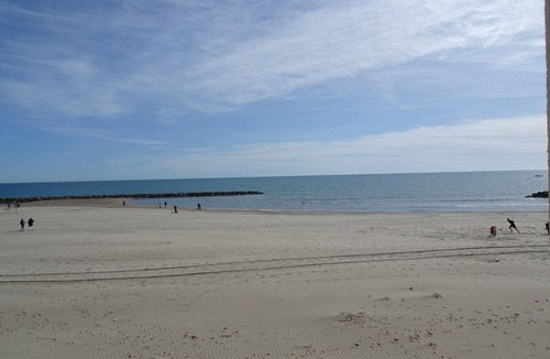 Carnon-Plage Apartment | Beachfront 2BR Apartment with Parking in Carnon-Plage