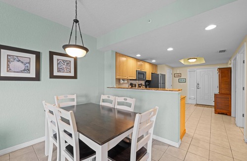 Treasure Island Condo | Beachfront 2BR Condo: Tiki Bar & Pools