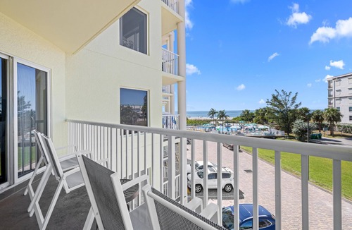 Treasure Island Condo | Beachfront 2BR Condo: Tiki Bar & Pools
