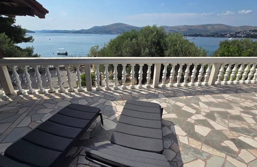 Okrug Gornji Villa | Beachfront 4 bedroom villa, panoramic sea views, air-con, & high-speed internet.