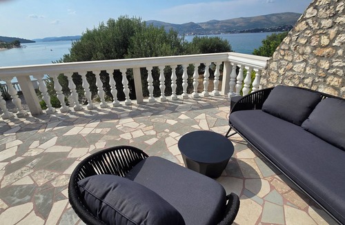 Okrug Gornji Villa | Beachfront 4 bedroom villa, panoramic sea views, air-con, & high-speed internet.