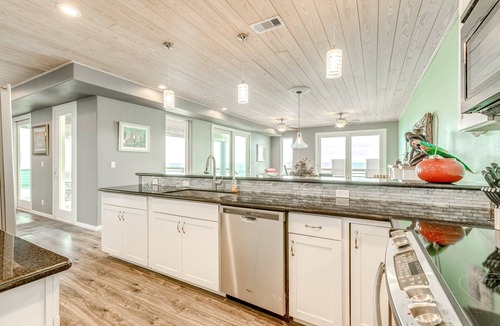 Gilchrist House | Beachfront 4br, Hot Tub, Multiple Deck, Sleeps 16