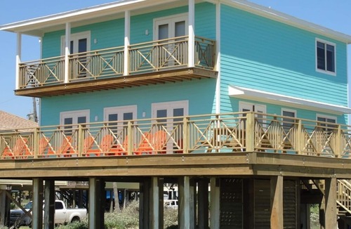 Surfside Beach House | BEACHFRONT. 6 BEDROOM, 4 BATHROOMS, GREAT DECK!
