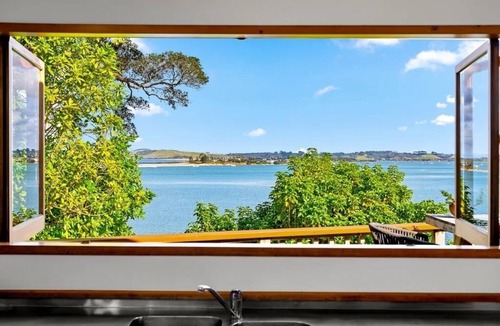 Whangateau House | Beachfront access house in Paradise