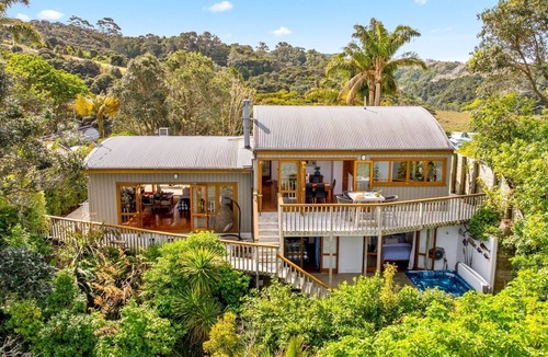 Whangateau House | Beachfront access house in Paradise