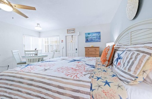 Lauderdale-by-the-Sea Apartment | Beachfront-Access to the beach with pool and grill