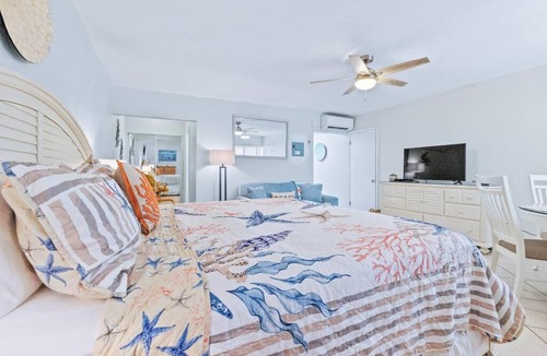 Lauderdale-by-the-Sea Apartment | Beachfront-Access to the beach with pool and grill