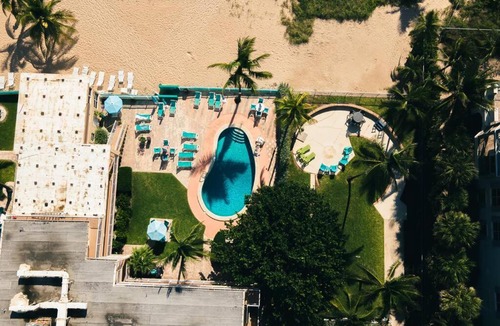 Lauderdale-by-the-Sea Apartment | Beachfront-Access to the beach with pool and grill