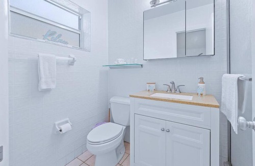 Lauderdale-by-the-Sea Apartment | Beachfront-Access to the beach with pool and grill