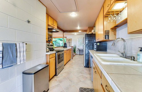 Anderson Island House | Beachfront Anderson Island Escape: Rainier Views!